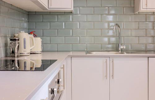 Immense Bright 5BR House near Kensington Olympia - Photo 16