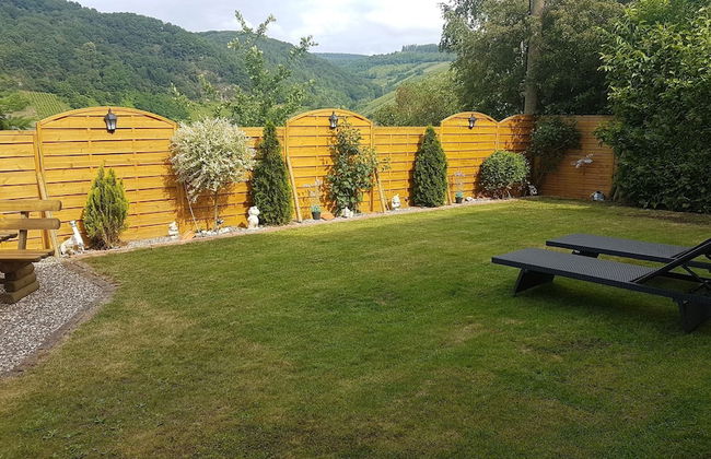 Modern Holiday Apartment With Large Garden Near the River Moselle - Photo 17