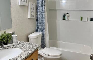 Peaceful 2bed,1bath condo with free parking all yours to enjoy - Photo 5