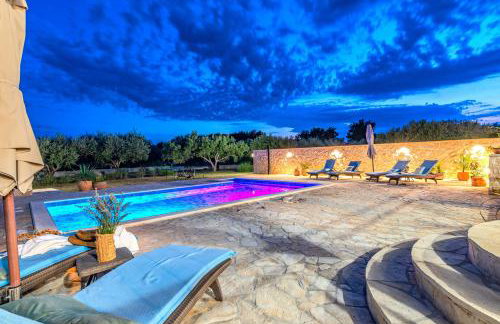 Holiday House Paula sa privatnim grijanim bazenom na mirnoj lokacija blizu mora - Foto 52