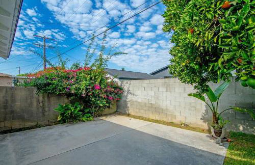 Updated 3-Bedroom LA Home with Backyard, BBQ & Family-Friendly Amenities - Photo 21