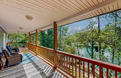 Lakefront Cabin Sleeps 14 - 2 Level Dock - Sun Deck - Foto 27