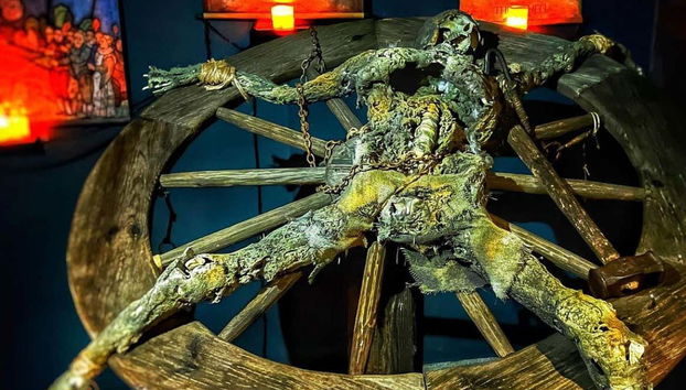 La ruota con la scultura di un cadavere