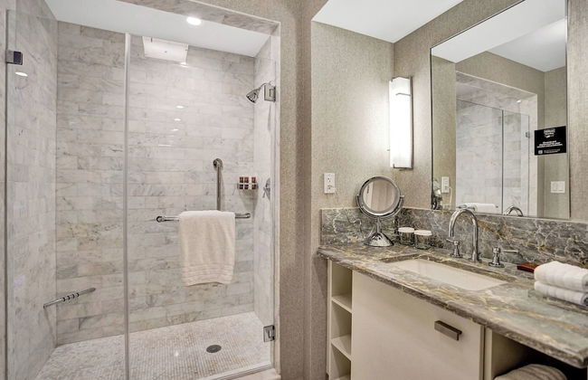 Elegant Beachfront Condo: Your Perfect Getaway! - Photo 16