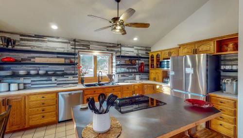 Work and Play! Spacious Lake-View Home in Greeley - Foto 1