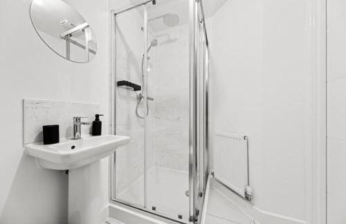 Opulent 2BR 2BA House with FREE Parking - Photo 34