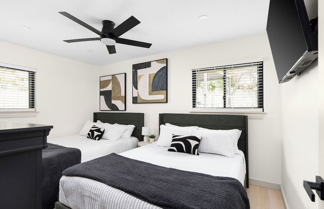 Luxury Zilker Home Pool Hot Tub Kitchen - Photo 3