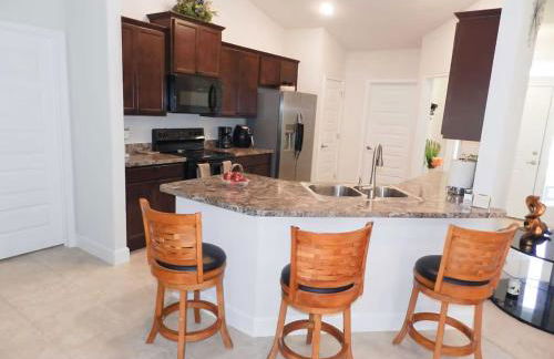 Modern 4BR Home with Wi-Fi & Garage Games - Foto 15