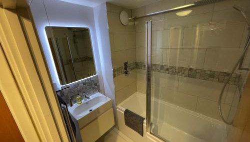 Spacious 2-Bedroom Flat Near Surbiton Station - Photo 3