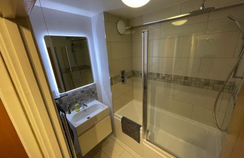 Spacious 2-Bedroom Flat Near Surbiton Station - Foto 3