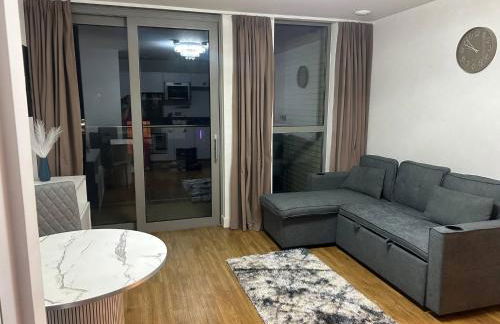 Central 1-Bed Apt for 4 Close To Transport Shops - Foto 11