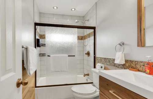 Chic Family Retreat with Game Room backyard with fire pit and minutes to Downtown! - Photo 27