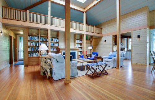 Serene Washington Island Getaway with Private Beach! - Photo 3