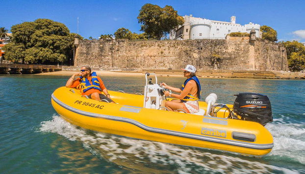 Pilotando a lancha por San Juan