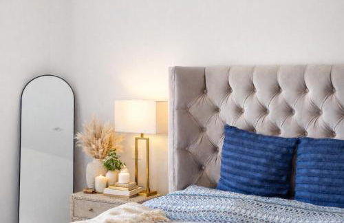 Luxury 4BR Smart Home with Smart Features, Garden, SkyStream & Free Parking - Sleeps Up To 8 in Gerrards Cross SL9 - Photo 24