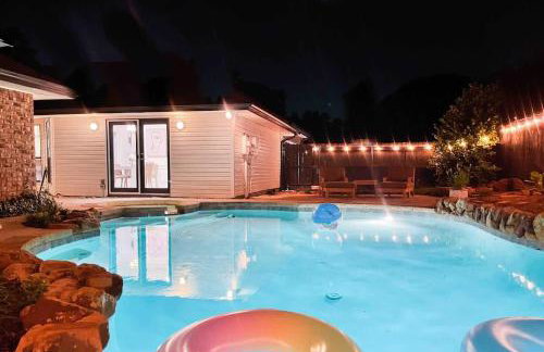 Luxe 4BR with Heated Pool and Hot Tub - Walk to Lake - Foto 9