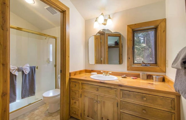 Ellis Peak by Avantstay Beautiful Mckinney Cabin w/ Filtered Lake Views - Foto 13