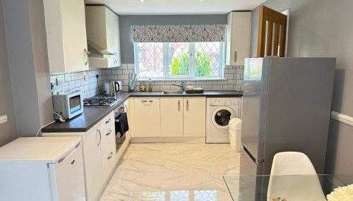 Modern 3 bed House with two bathrooms! Free parking! - Foto 2