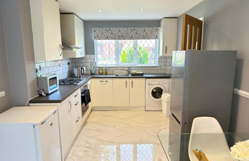 Modern 3 bed House with two bathrooms! Free parking! - Foto 2