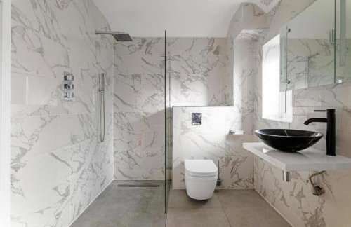 Luxurious Relaxing 6 Bed House for great comfort - Photo 22