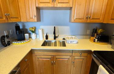 King-Bed Loft - Free Garage Parking - Full Kitchen - Foto 8