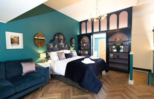 Central Medieval Grid Unique home with Gated parking - Foto 33