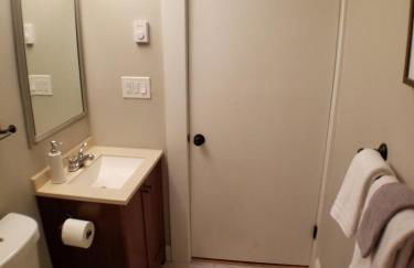 Bright Front Facing Unit - Private Front Farmers Porch - Foto 16