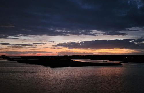 Spacious Beach House Steps to Sand - Foto 30