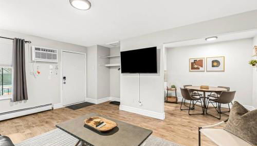 Luxury King Suite - Newly Renovated in Mt. Clemens - Photo 3