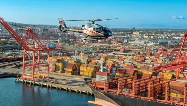 Surcando los cielos del puerto de Long Beach