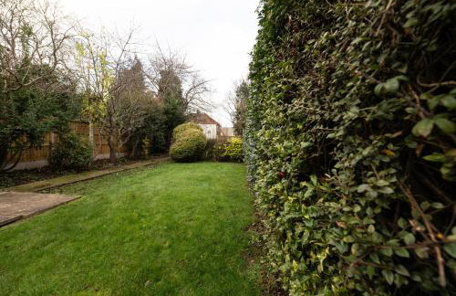 Stylish 4BR House, Sleeps 7, High-Speed Wi-Fi, Long Stay Friendly - Foto 18