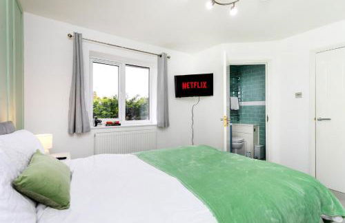 Large 4 Bed House - Long Stays Welcome - Smart TVs in Each Bedroom - Parking - Wifi - Foto 12