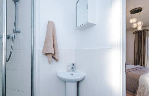 Driveway Stylish 3Bedroom Home in Middleton - Foto 55