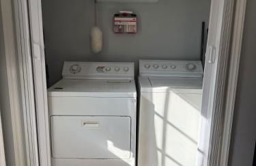 Under the Oaks, A Downtown Hidden Gem - Foto 14