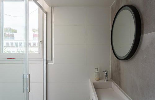 Montaigne - Sunlit Corner Penthouse with Balcony - Photo 19