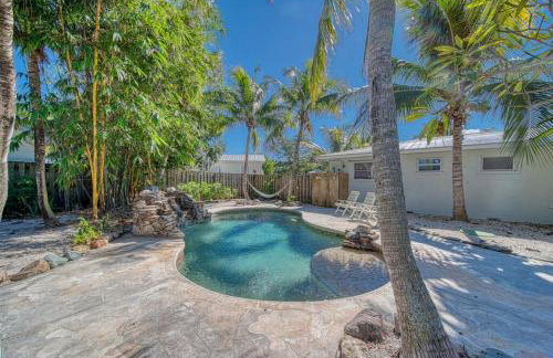 Tropical PoolHome Walk to Shops Near Beach - Foto 47