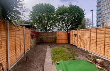 Luxury 3 Bedroom Flat with Garden - Photo 4