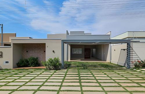 Casa ampla e confortável. Piscina e churrasqueira. - Foto 28