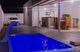 Casa com piscina e garagem privativa - Foto 1