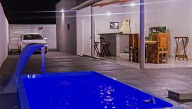 Casa com piscina e garagem privativa - Foto 1