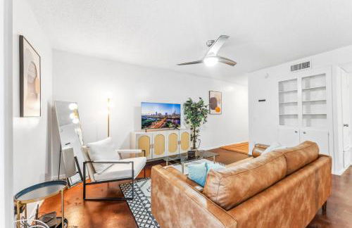 Heart of SoCo 2BR and 1BR King Suites with Free Parking, Pool, and Laundry Center - Foto 10