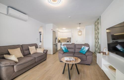 CASA ZUZA - AC, heated pool, 2 terraces, 2 bedrooms & bathrooms, tv channels - Foto 11