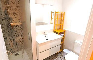 Modern Apartment with Terrace near the Center - Photo 20