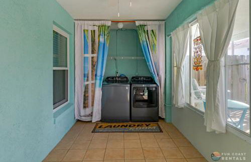 Dog Friendly Home wPrivate Fenced Yard, Garage & Fire Pit STEPS to the Beach! - Foto 27