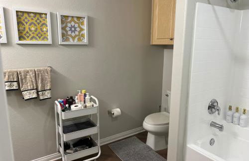 Spacious 1bdrm apartment 10 mins to Cedars-Sinai by car FREE Parking, King bed - Photo 21