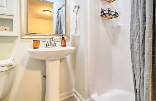 Deck with Fireplace Pet-Friendly Lake Lure Retreat - Foto 17