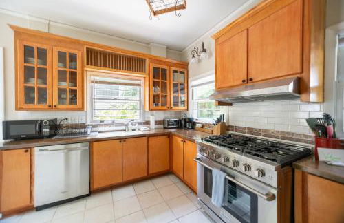 Spacious 2BR in Grand Old Home, Downtown Durham - Photo 36