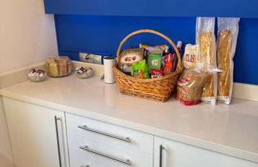 VILLA BLOSSOM in the beautiful area of Puerto Santiago Tenerife with 5 bedrooms for up to 10 guests private swimming pool and many other activities to entertain the family Secure parking for 2 cars and disabled access throughout - Foto 47