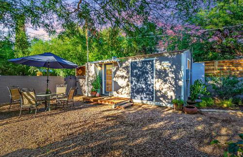 Cute Peaceful Tiny House Getaway w Backyard - Foto 1