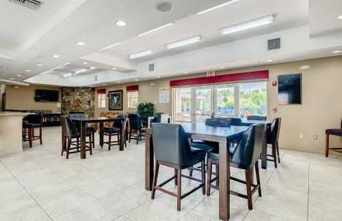 Ocean View Next to Pool and Amenities Corner Unit 3 Balconies OW20-201 - Foto 74